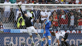 26 июня. Лилль. Германия - Словакия - 3:0. Великолепная игра голкипера немцев Мануэля НОЙЕРА - одна из причин, по которой команда Йоахима Лева во Франции мячей не пропускает.