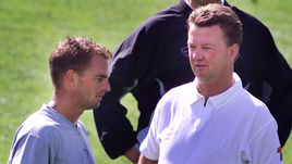 2000 год. Главный тренер сборной Голландии Луи ВАН ГАЛ (справа) и Роналд ДЕ БУР.