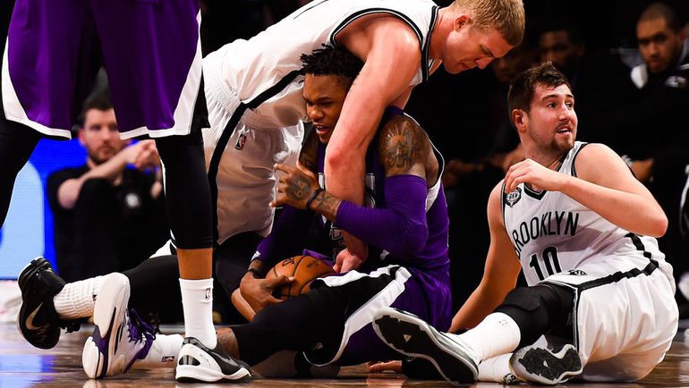 Сергей КАРАСЕВ (крайний справа) возвращается в Россию. Фото AFP Сергей КАРАСЕВ (крайний справа) возвращается в Россию. Фото AFP