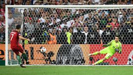 Четверг. Марсель. Польша - Португалия - 1:1 (пен. - 3:5). КРИШТИАНУ РОНАЛДУ забивает пенальти в послематчевой серии.