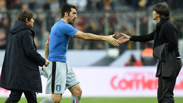 29 марта в товарищеском матче в Мюнхене сборная Германии Йоахима ЛЕВА (справа) победила команду Антонио КОНТЕ во главе с Джанлуиджи БУФФОНОМ (в центре) - 4:1. Как будет теперь в Бордо?