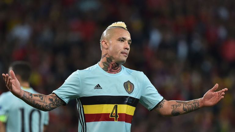 Курильщик Раджа НАИНГГОЛАНГ получал привилегии у Матса Вильмотса. Фото AFP Курильщик Раджа НАИНГГОЛАНГ получал привилегии у Матса Вильмотса. Фото AFP