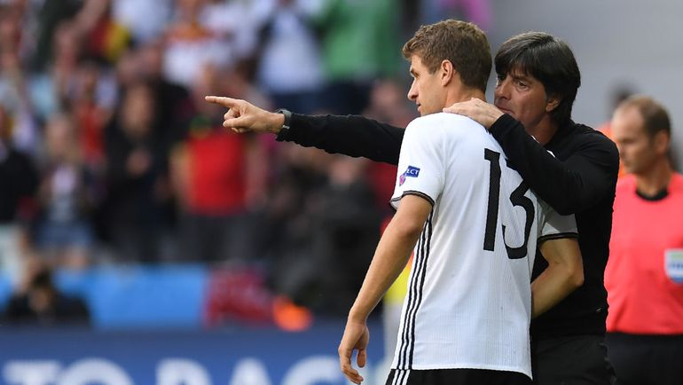 Томас МЮЛЛЕР (№13) и Йоахим ЛЕВ. Фото AFP Томас МЮЛЛЕР (№13) и Йоахим ЛЕВ. Фото AFP