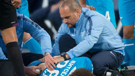 Эдуарду ДУШ САНТУШ оказывает помощь Акселю ВИТСЕЛЮ.