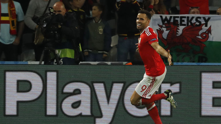 Пятница. Лилль. Уэльс - Бельгия - 3:1. Хал РОБСОН-КАНУ празднует победный гол. Фото AFP Пятница. Лилль. Уэльс - Бельгия - 3:1. Хал РОБСОН-КАНУ празднует победный гол. Фото AFP