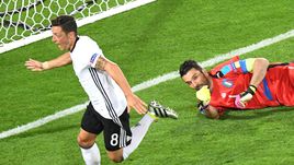 Суббота. Бордо. Германия - Италия - 1:1, пен. - 6:5. Месут ЕЗИЛ празднует гол в ворота итальянцев.