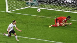 Вчера. Бордо. Германия - Италия - 1:1, пен. - 6:5. Только что Йонас ХЕКТОР поставил точку в серии пенальти.