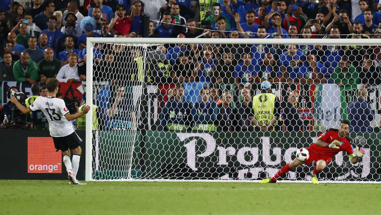 Джанлуиджи БУФФОН отражает удар Томаса МЮЛЛЕРА. Фото REUTERS Джанлуиджи БУФФОН отражает удар Томаса МЮЛЛЕРА. Фото REUTERS