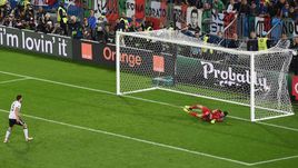 Суббота. Бордо. Германия - Италия - 1:1. Пенальти – 6:5. Йонас ХЕКТОР реализовывает победный 11-метровый удар.