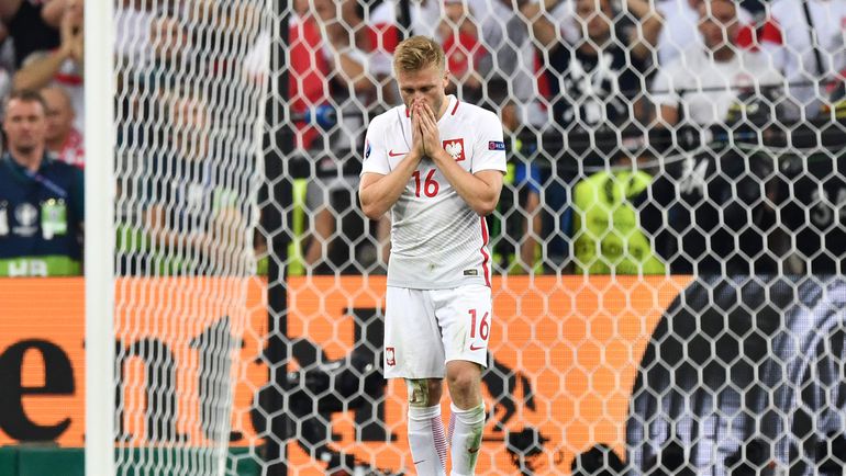 Четверг. Марсель. Португалия - Польшая - 1:1. Пенальти - 5:4. Реакция Якуба БЛАЩИКОВСКИ на фатальный промах. Фото REUTERS Четверг. Марсель. Португалия - Польшая - 1:1. Пенальти - 5:4. Реакция Якуба БЛАЩИКОВСКИ на фатальный промах. Фото REUTERS
