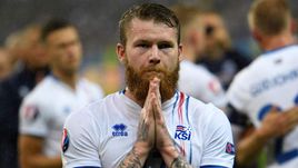 Воскресенье. Сен-Дени. Франция - Исландия - 5:2. Полузащитник сборной Исландии Арон ГЮННАРССОН.