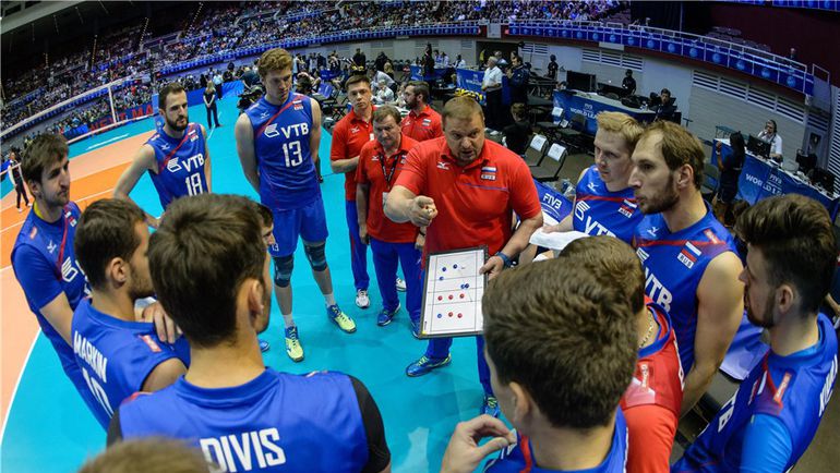 Воскресенье. Даллас. США – Россия – 3:0. Главный тренер сборной России Владимир АЛЕКНО дает установку. Фото fivb.com Воскресенье. Даллас. США – Россия – 3:0. Главный тренер сборной России Владимир АЛЕКНО дает установку. Фото fivb.com