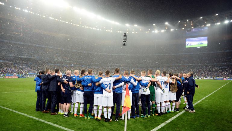 Воскресенье. Париж. Франция - Исландия - 5:2. Проигравшие фотографируются с болельщиками. Фото REUTERS Воскресенье. Париж. Франция - Исландия - 5:2. Проигравшие фотографируются с болельщиками. Фото REUTERS