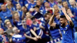 Воскресенье. Париж. Франция - Исландия - 5:2. Оливье ЖИРУ ликует на фоне исландских болельщиков.