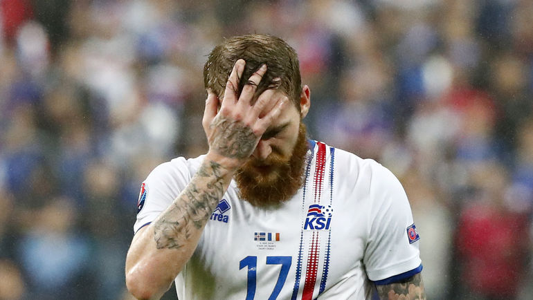 Воскресенье. Париж. Франция - Исландия - 5:2. Эмоции Аарона ГУННАРССОНА. Фото REUTERS Воскресенье. Париж. Франция - Исландия - 5:2. Эмоции Аарона ГУННАРССОНА. Фото REUTERS