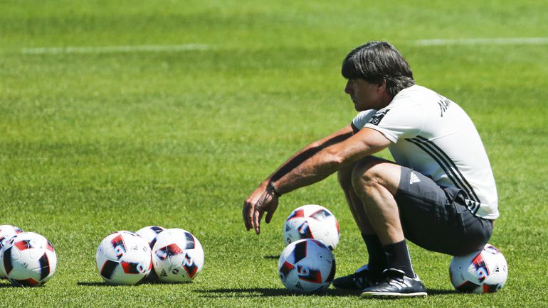 Йоахиму ЛЕВУ есть над чем подумать перед полуфиналом с Францией. Фото REUTERS Йоахиму ЛЕВУ есть над чем подумать перед полуфиналом с Францией. Фото REUTERS