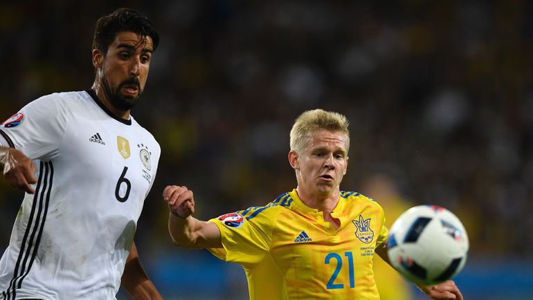 Полузащитник сборной Германии Сами ХЕДИРА и украинский хавбек Александр ЗИНЧЕНКО. Фото AFP Полузащитник сборной Германии Сами ХЕДИРА и украинский хавбек Александр ЗИНЧЕНКО. Фото AFP