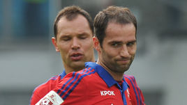 Роман ШИРОКОВ (в центре), видимо, расстанется с ЦСКА. Сергей ИГНАШЕВИЧ (слева) продлил контракт еще на год.