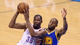 Кевин ДЮРАНТ против Андре ИГУОДАЛЫ.