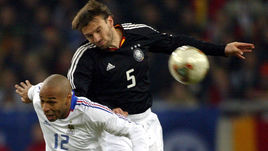 15 ноября 2003 года. Гельзенкирхен. Германия – Франция – 0:3. В борьбе Тьерри АНРИ и Йенс НОВОТНЫ.