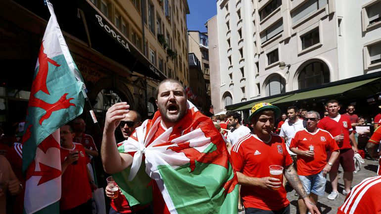 Сегодня. Лион. Болельщики Уэльса. Фото REUTERS Сегодня. Лион. Болельщики Уэльса. Фото REUTERS