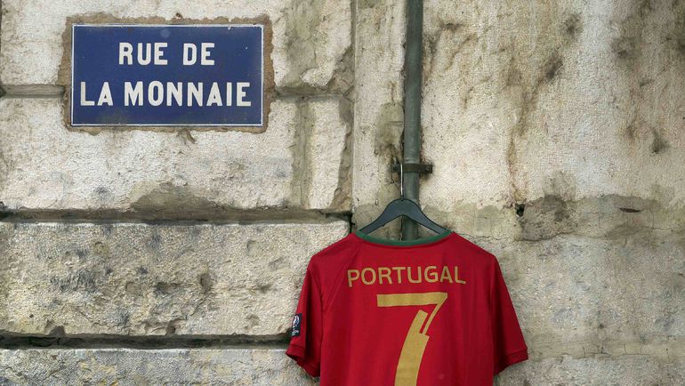 Сегодня. Лион. Майка Криштиану Роналду. Фото REUTERS Сегодня. Лион. Майка Криштиану Роналду. Фото REUTERS