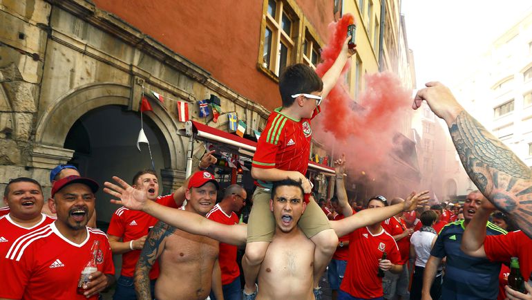Сегодня. Лион. Болельщики Уэльса. Фото REUTERS Сегодня. Лион. Болельщики Уэльса. Фото REUTERS