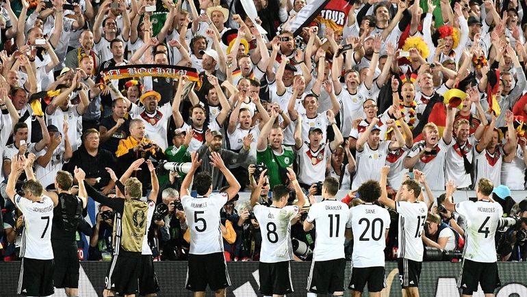 Единство сборной Германии и болельщиков. Фото REUTERS Единство сборной Германии и болельщиков. Фото REUTERS