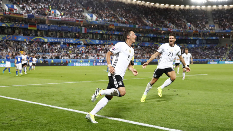 Месут ЕЗИЛ и Марио ГОМЕС. Фото AFP Месут ЕЗИЛ и Марио ГОМЕС. Фото AFP