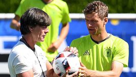 Йоахим ЛЕВ и Томас МЮЛЛЕР перед матчем с Францией.