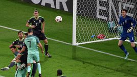 Вчера. Лион. Португалия - Уэльс - 2:0. 50-я минута. Гол КРИШТИАНУ РОНАЛДУ (№7). Гарет БЭЙЛ (№11) - в качестве зрителя.