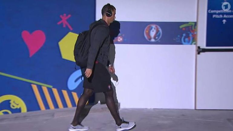 Криштиану РОНАЛДУ запозорили за термобелье, напоминающее женские колготки. Фото footboom.com Криштиану РОНАЛДУ запозорили за термобелье, напоминающее женские колготки. Фото footboom.com