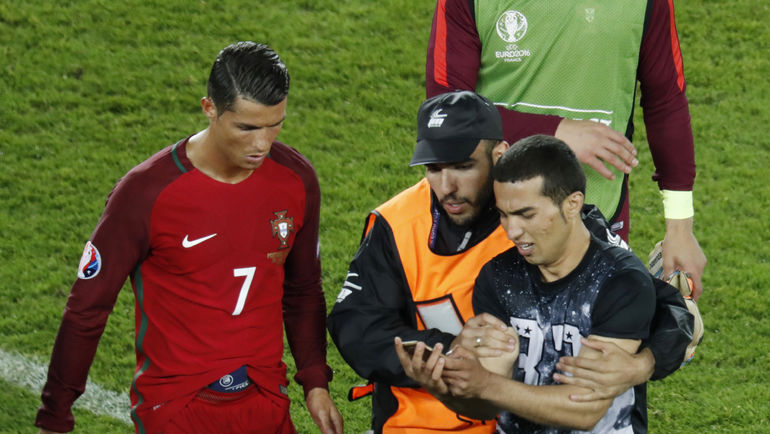 Криштиану РОНАЛДУ (№7) защитил фаната от секьюрити и согласился сделать с ним селфи. Фото AFP Криштиану РОНАЛДУ (№7) защитил фаната от секьюрити и согласился сделать с ним селфи. Фото AFP