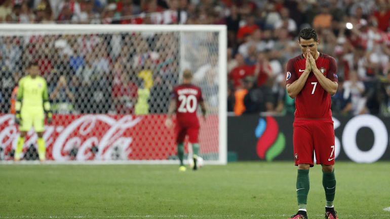30 июня. Марсель. Польша - Португалия - 1:1. Криштиану РОНАЛДУ очень переживал за партнеров во время серии пенальти. Фото REUTERS 30 июня. Марсель. Польша - Португалия - 1:1. Криштиану РОНАЛДУ очень переживал за партнеров во время серии пенальти. Фото REUTERS