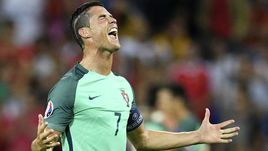 Среда. Лион. Португалия - Уэльс - 2:0. Криштиану РОНАЛДУ эмоционально празднует победу и выход в финал.