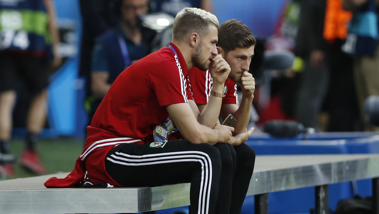 Среда. Лион. Португалия - Уэльс - 2:0. Дисквалифицированный Аарон РЭМСИ за игрой своей команды в полуфинале Euro наблюдал со скамейки запасных. Фото AFP Среда. Лион. Португалия - Уэльс - 2:0. Дисквалифицированный Аарон РЭМСИ за игрой своей команды в полуфинале Euro наблюдал со скамейки запасных. Фото AFP