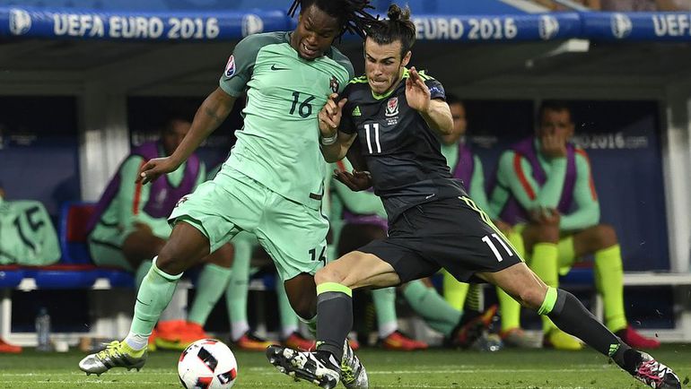 Среда. Лион. Португалия - Уэльс - 2:0. Гарет БЭЙЛ (справа) в борьбе за мяч с Ренату САНЧЕШОМ. Фото AFP Среда. Лион. Португалия - Уэльс - 2:0. Гарет БЭЙЛ (справа) в борьбе за мяч с Ренату САНЧЕШОМ. Фото AFP