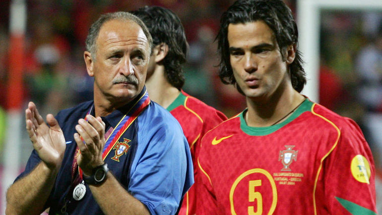 Фернандо КОУТУ (справа) и Луиз Фелипе СКОЛАРИ после поражения от Греции в финале Euro-2004. Фото REUTERS Фернандо КОУТУ (справа) и Луиз Фелипе СКОЛАРИ после поражения от Греции в финале Euro-2004. Фото REUTERS