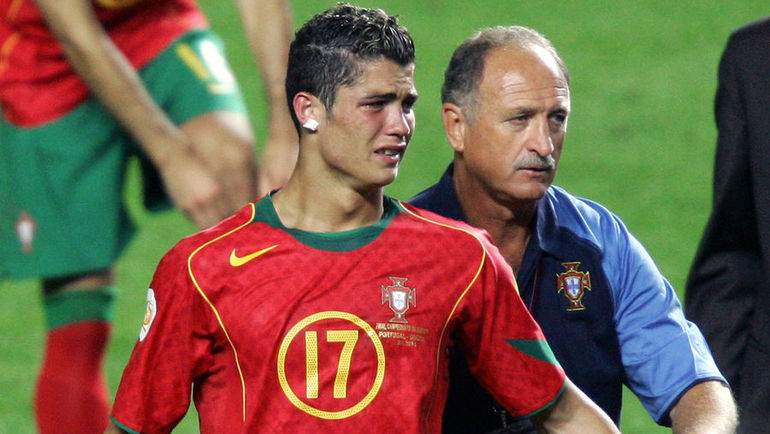 Слезы Криштиану РОНАЛДУ (слева) после поражения в финале Euro-2004. Фото AFP Слезы Криштиану РОНАЛДУ (слева) после поражения в финале Euro-2004. Фото AFP