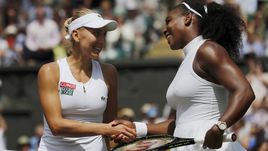 Четверг. Лондон. Елена ВЕСНИНА (слева) и Серена УИЛЬЯМС благодарят друг друга за игру после полуфинала Уимблдона.