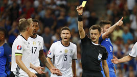 Четверг. Марсель. Германия - Франция. 45+1-я минута. Итальянский судья Никола РИЦЦОЛИ показывает желтую карточку Бастиану ШВАЙНШТАЙГЕРУ за игру рукой в штрафной площади.