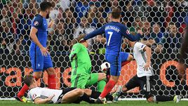 Вчера. Марсель. Германия - Франция - 0:2. 72-я минута. Антуан ГРИЗМАНН проводит второй мяч.