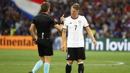 Четверг. Марсель. Германия - Франция - 0:2. Главный арбитр встречи Никола РИЦЦОЛИ из Италии и хавбек немцев Бастиан ШВАЙНШТАЙГЕР.