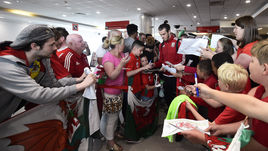 Сегодня. Кардифф. Гарет БЭЙЛ в окружении болельщиков.