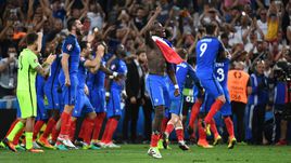 Игроки сборной Франции празднуют выход в финал Euro-2016.