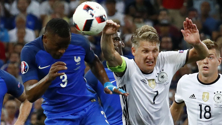 Игра рукой Бастиана ШВАЙНШТАЙГЕРА в своей штрафной - роковой момент для сборной Германии. Фото AFP Игра рукой Бастиана ШВАЙНШТАЙГЕРА в своей штрафной - роковой момент для сборной Германии. Фото AFP