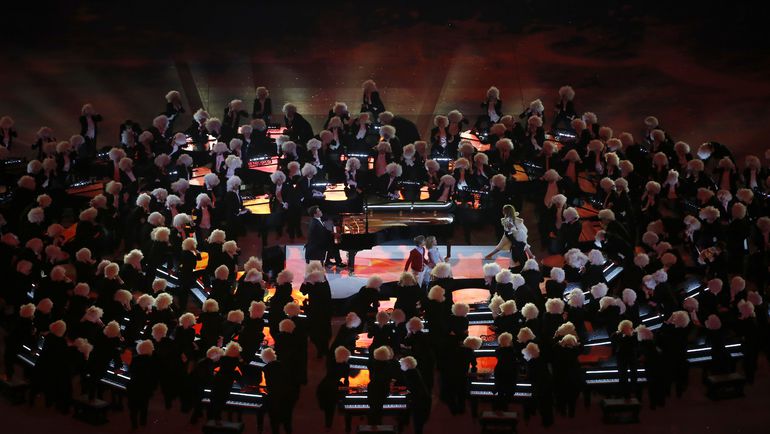 23 февраля 2014 года. Сочи. Денис МАЦУЕВ (в центре) на церемонии закрытия Олимпиады. Фото AFP 23 февраля 2014 года. Сочи. Денис МАЦУЕВ (в центре) на церемонии закрытия Олимпиады. Фото AFP