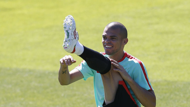 ПЕПЕ на тренировке сборной Португалии. Фото REUTERS ПЕПЕ на тренировке сборной Португалии. Фото REUTERS