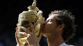 Энди МАРРЭЙ со вторым трофеем Уимблдона в своей карьере.