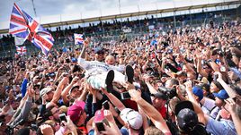 Сегодня. Сильверстоун. Льюис ХЭМИЛТОН празднует победу.